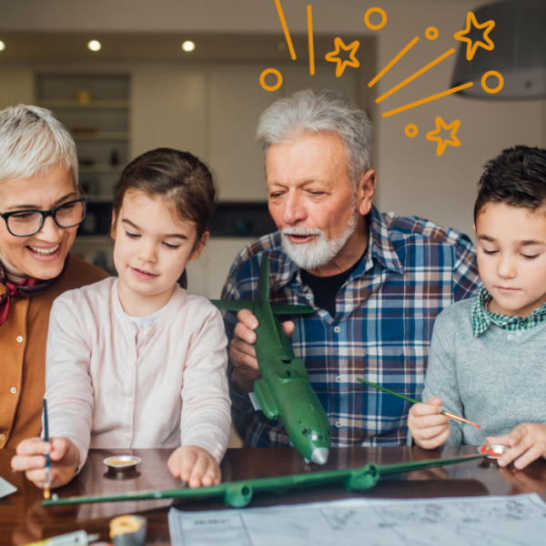 Grosseltern spielen mit Enkelkindern